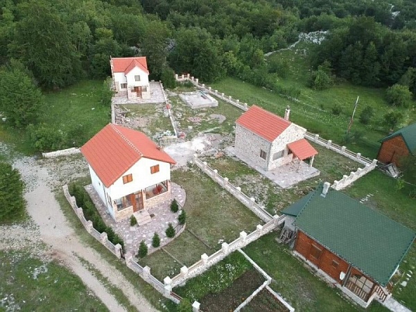 Комплекс из 3х домов Херцег Нови Комплекс из 3х домов Херцег Нови